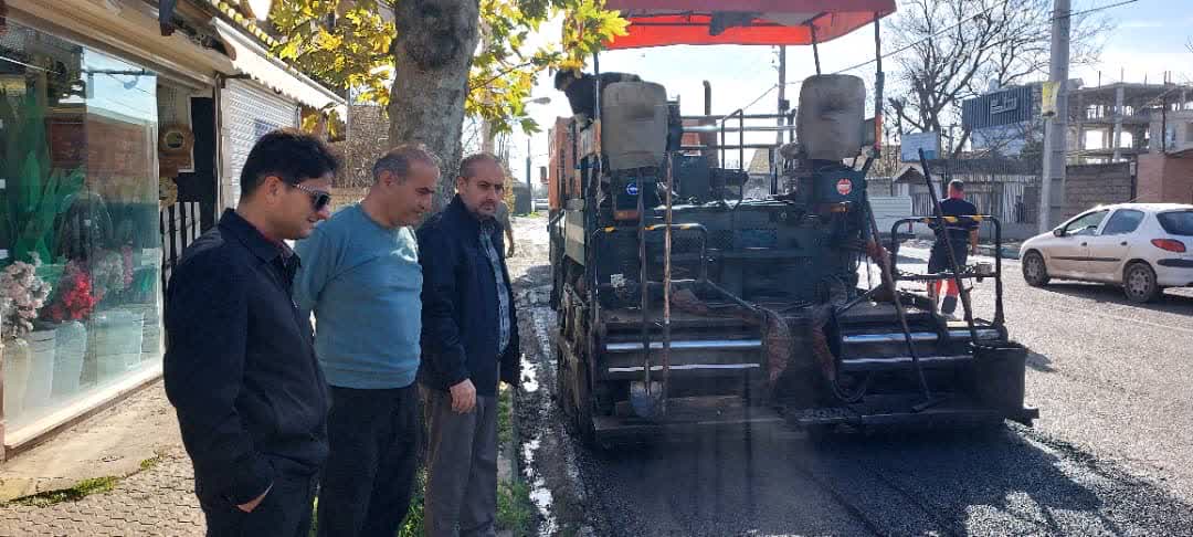 بازدید شهردار و رئیس شورای اسلامی شهر خشکبیجار از روند آسفالت خیابان شریعتی