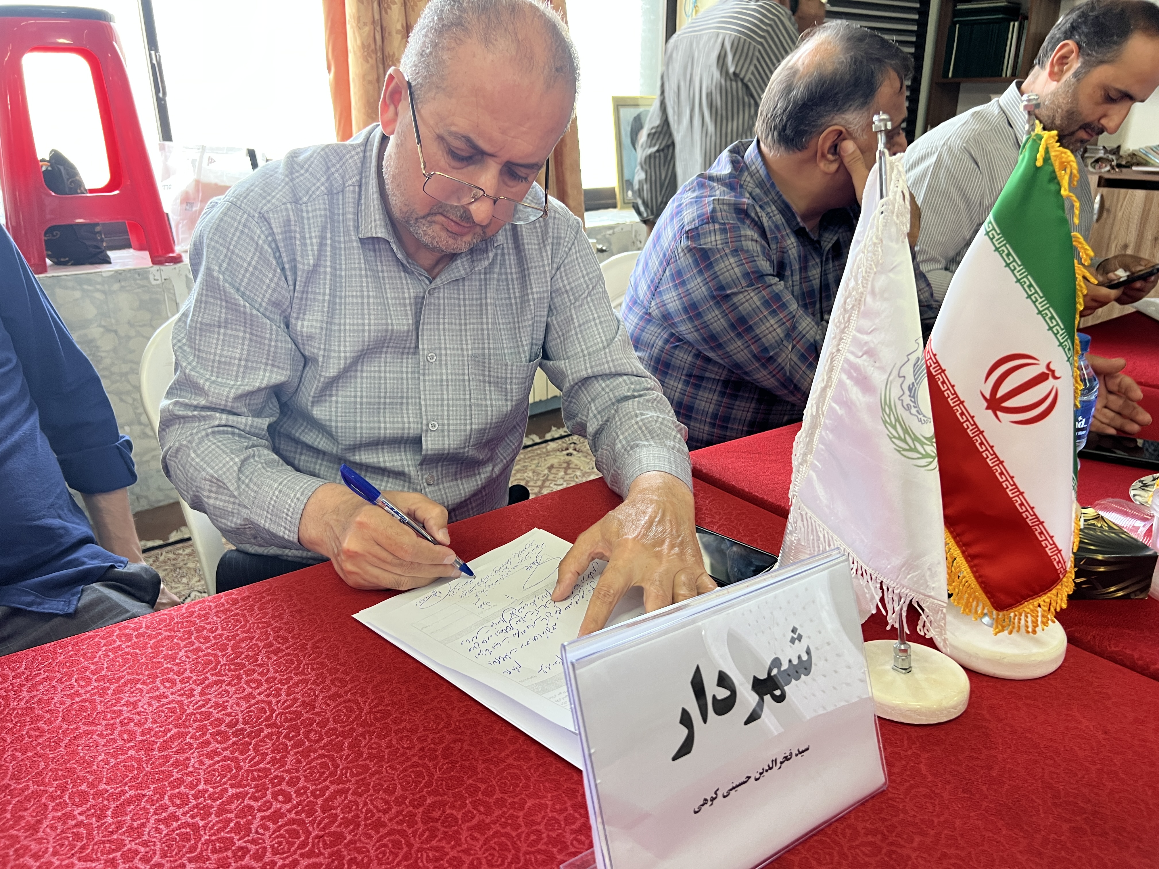 حضور شهردار خشکبیجار در میز‌خدمت مردمی