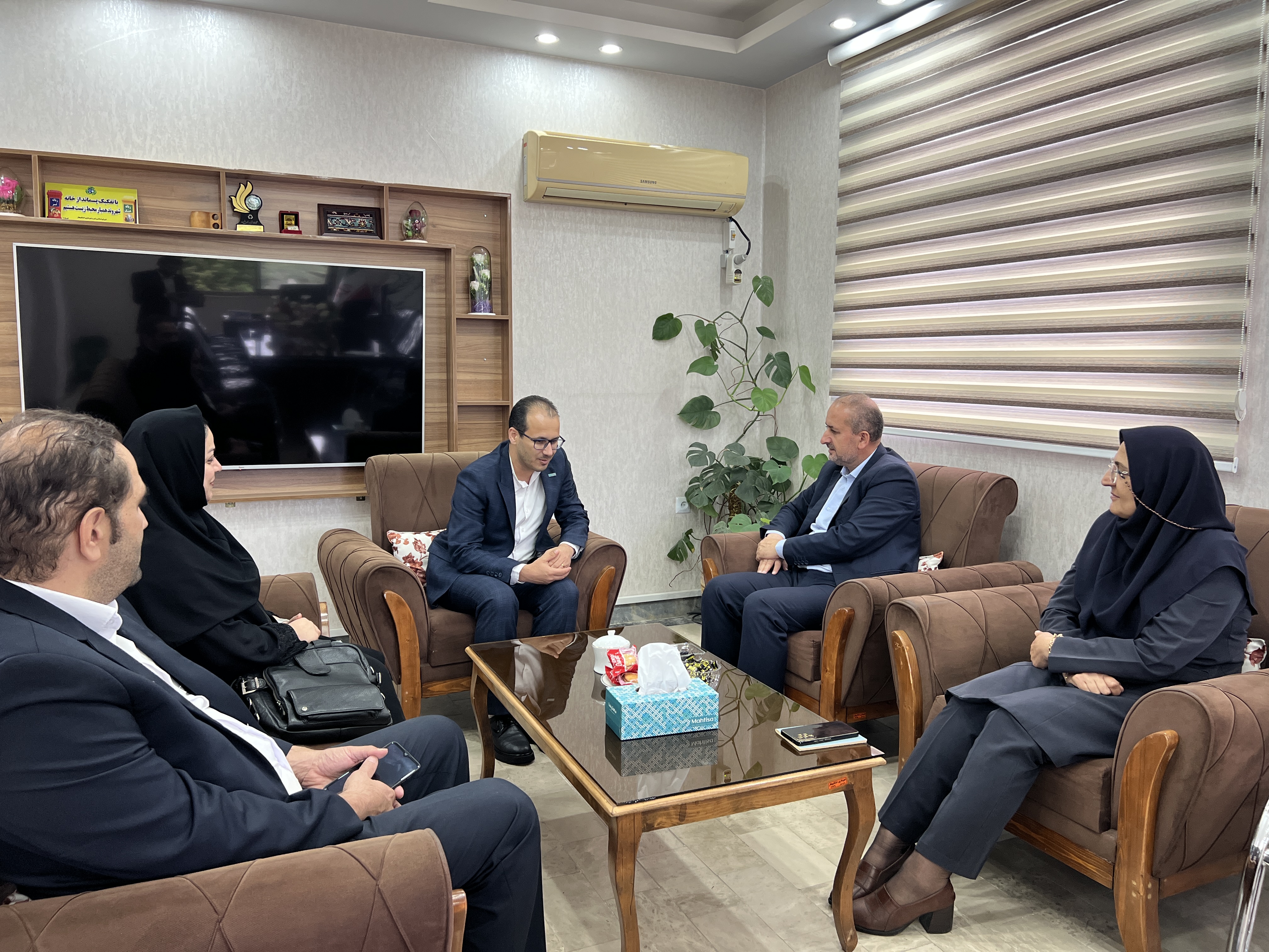 دیدار مدیر بیمه دی استان گیلان با شهردار خشکبیجار