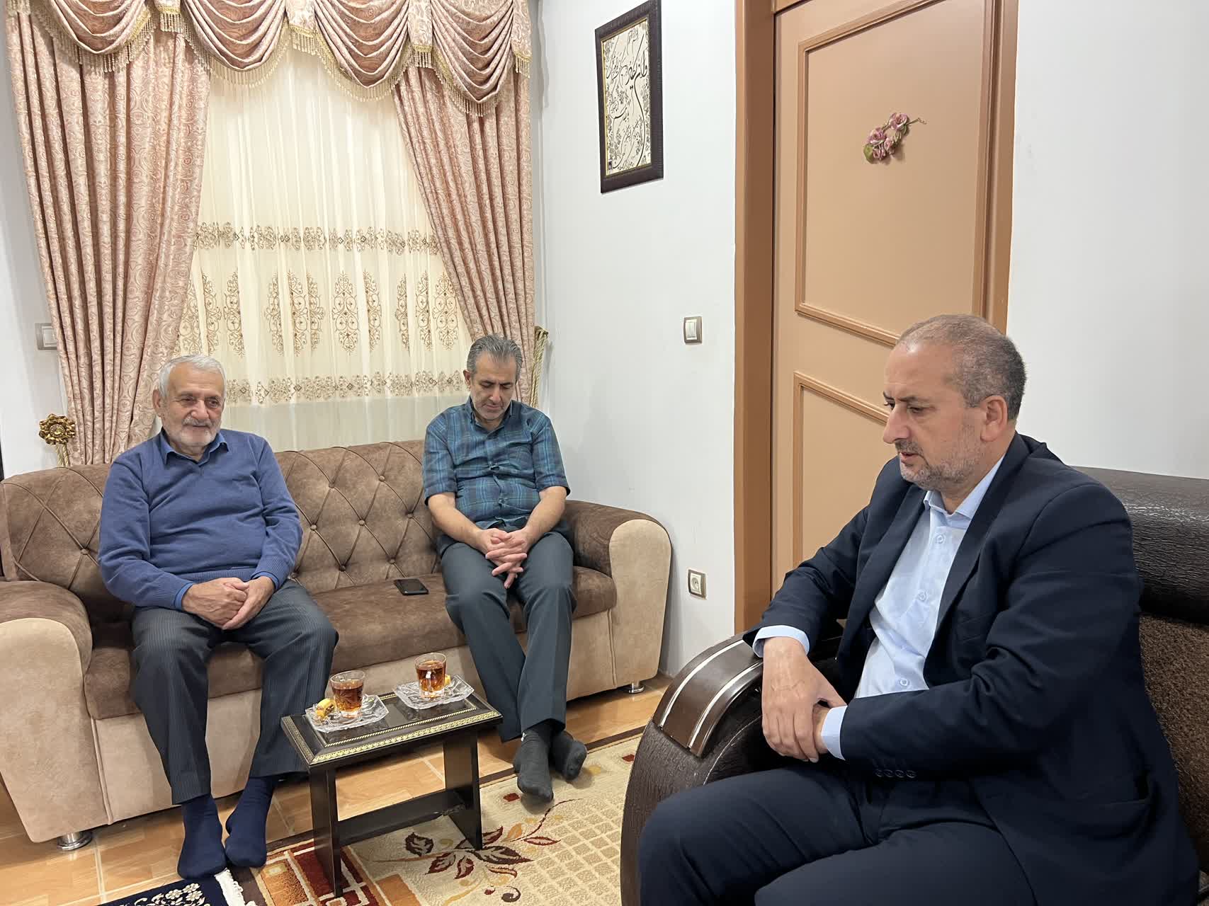 دیدار شهردار خشکبیجار با خانواده شهید یوسفی‌پور