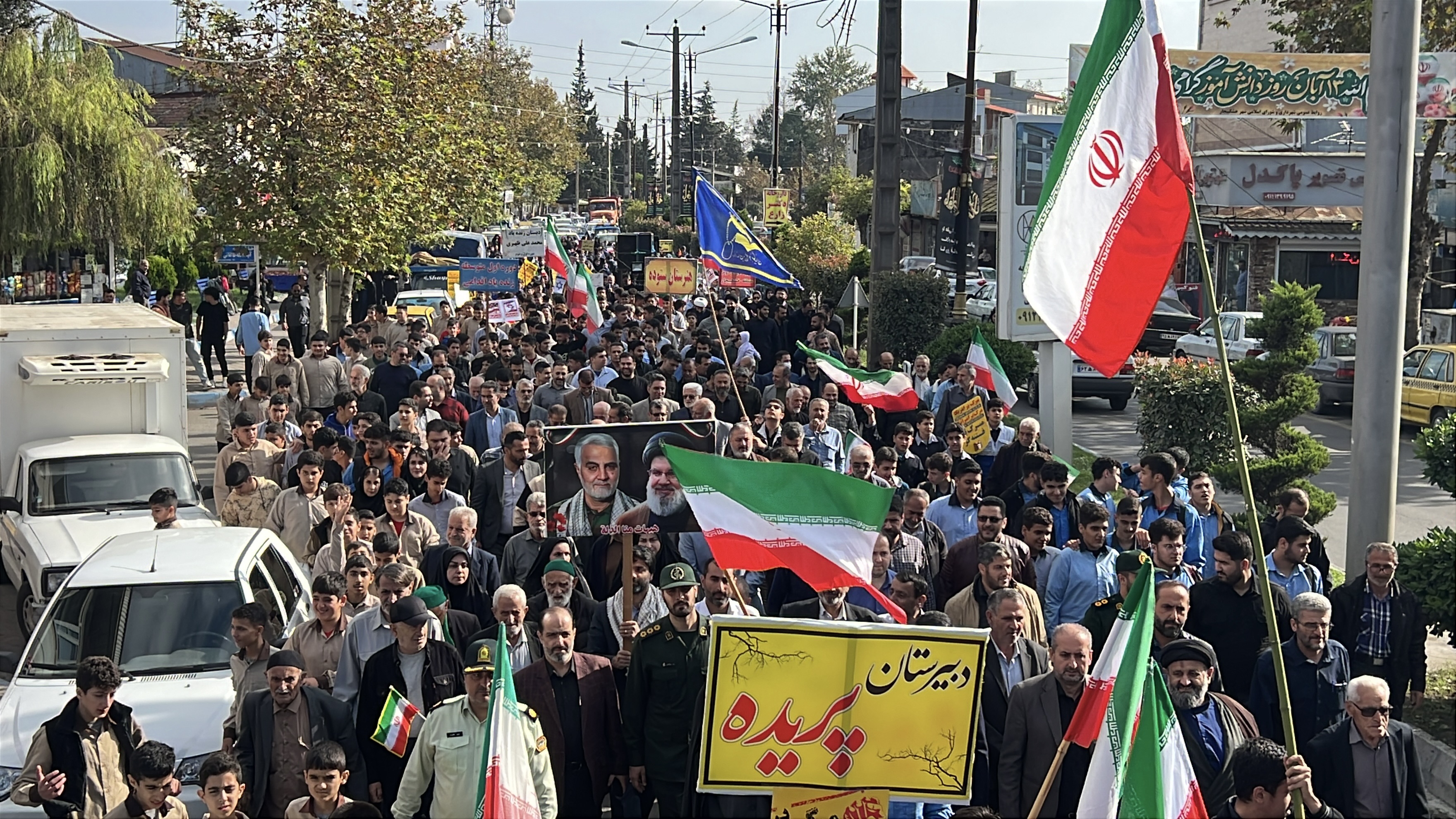 حضور باشکوه مردم و دانش‌آموزان خشکبیجار در راهپیمایی یوم‌الله ۱۳ آبان