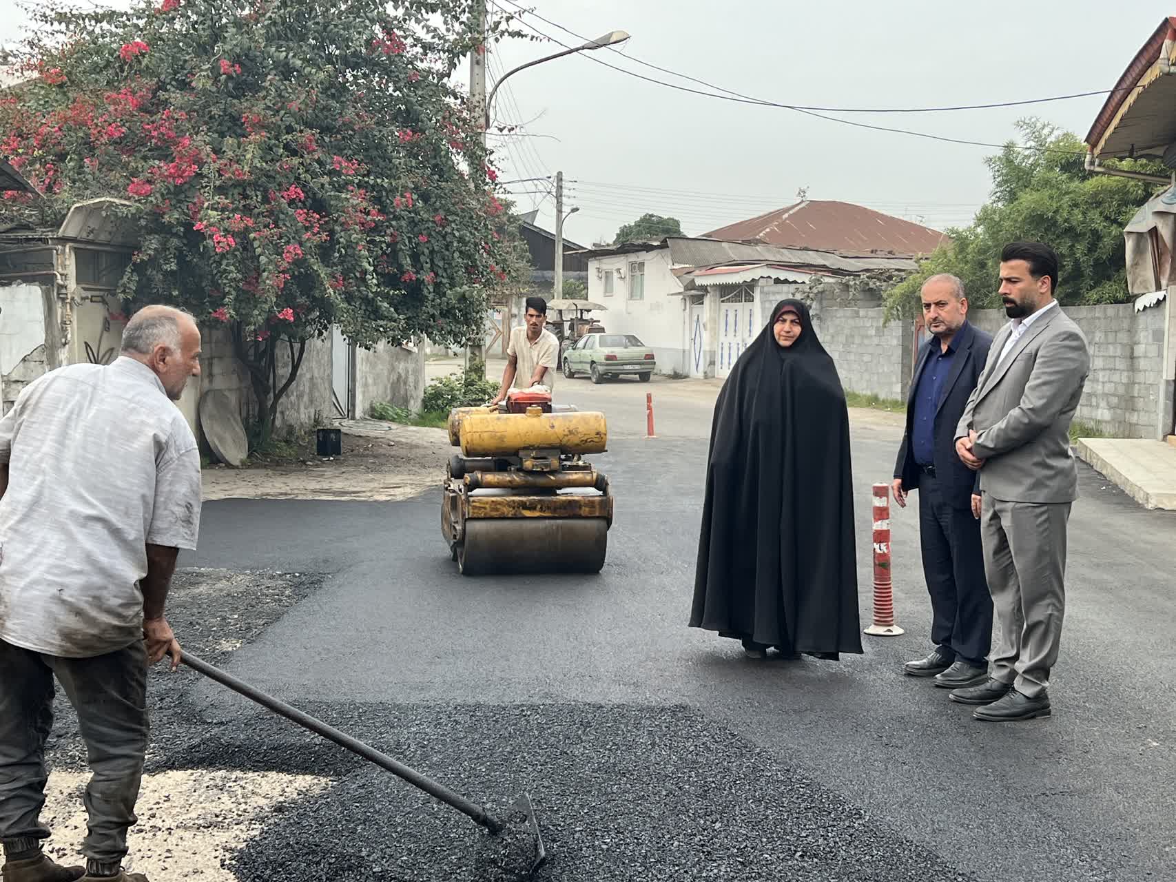 آسفالت‌ریزی نقاط آسیب‌دیده خیابان معلم در خشکبیجار انجام شد