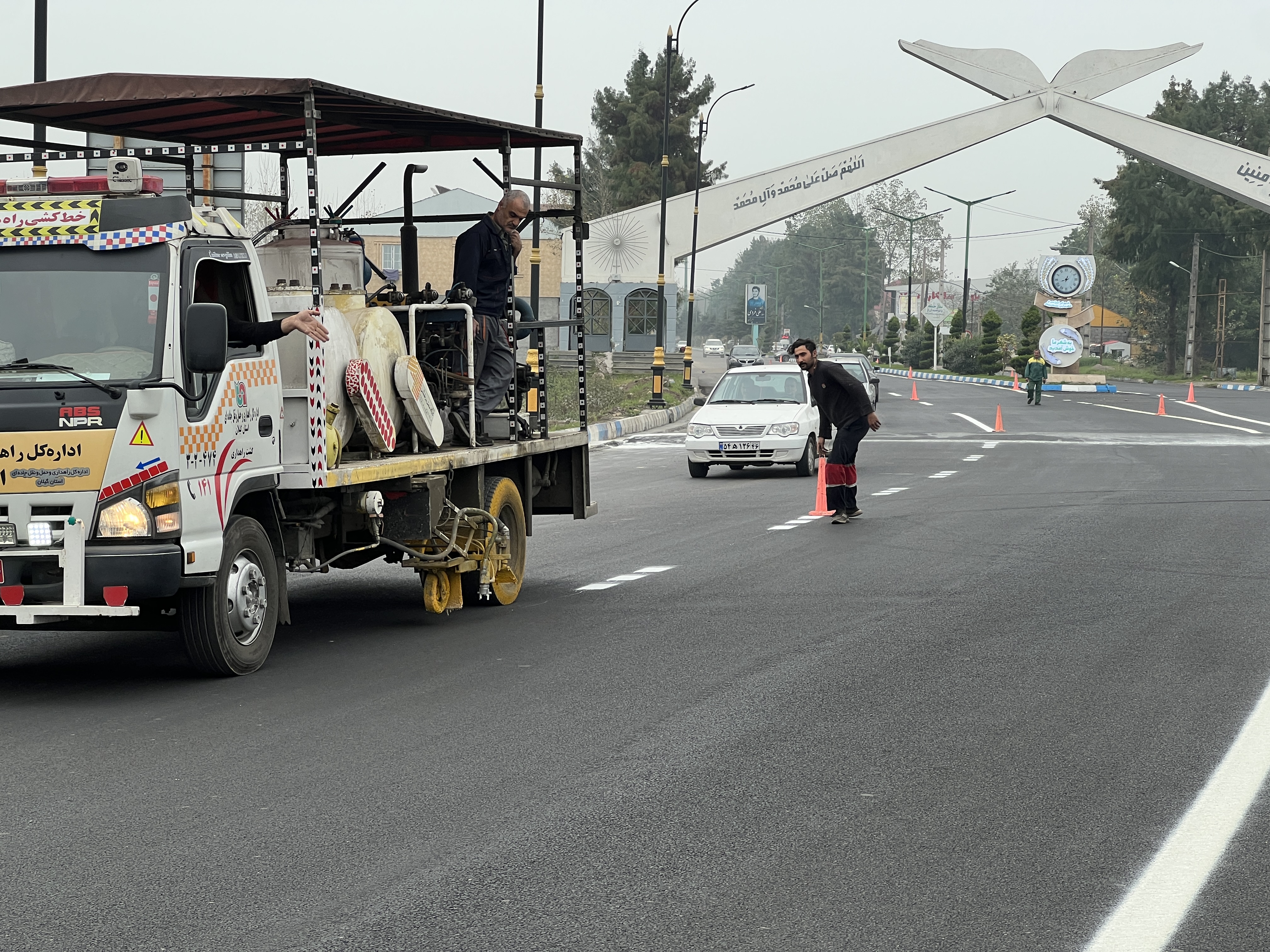 رنگ آمیزی ترافیکی و بازسازی سرعتکاه در بلوار شهید مطهری 